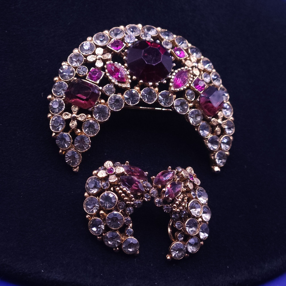 “Vintage Capri Rhinestone Demi Parure – Crescent Brooch & Clip Earrings - Picture 4 of 16
